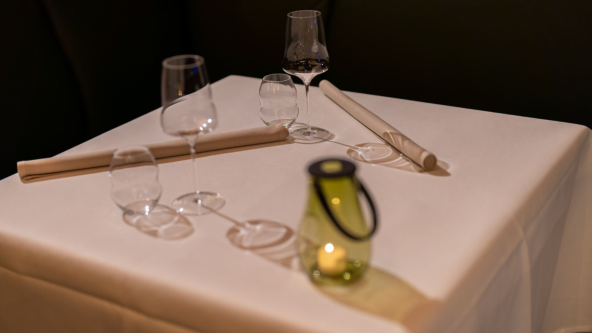 Absolut stimmig. Menü, Ambiente, Service - einfach top. Die Komposition der einzelnen Speisen mit den unterschiedlichen Texturen und ganz feinen Aromen - köstlich. Dazu kompetente Weinberatung und perfekter Service. Was will man mehr. Auf jeden Fall einen Besuch wert!